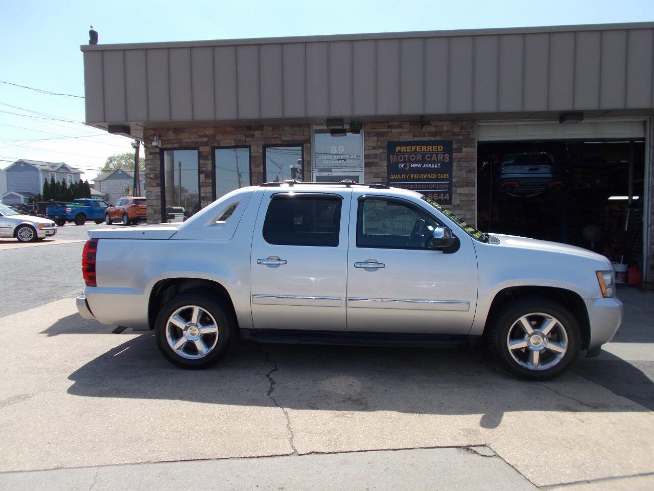 Used 2011 Chevrolet Avalanche LTZ image 2