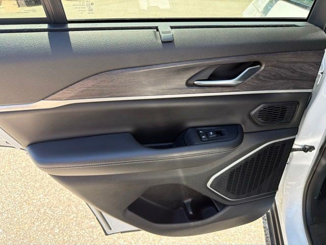 Used 2023 Jeep Grand Cherokee Limited w/ Luxury Tech Group II AWD/4WD image 14