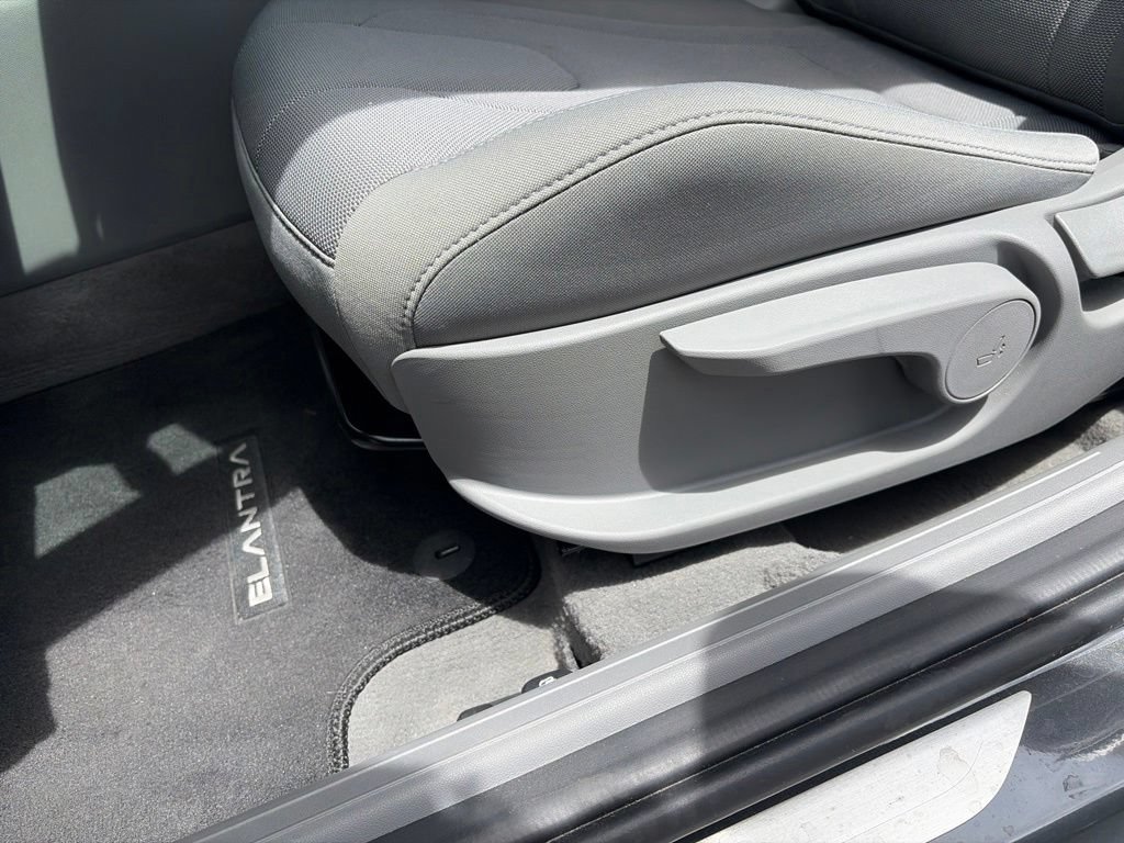 Used 2025 Hyundai Elantra SE FWD image 11