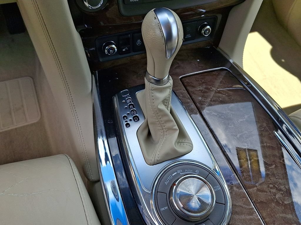 Used 2011 INFINITI QX56 4WD w/ Deluxe Touring Pkg image 16
