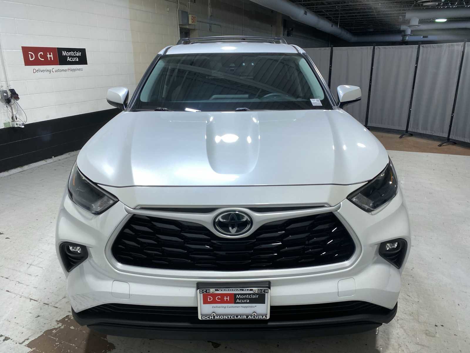Used 2023 Toyota Highlander LE FWD image 6