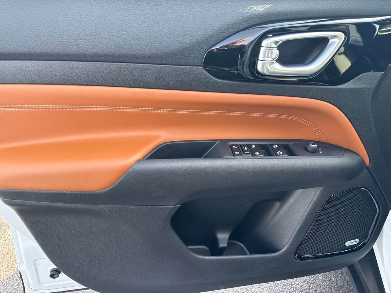 Used 2025 Jeep Compass Limited w/ Sun & Sound Group image 14