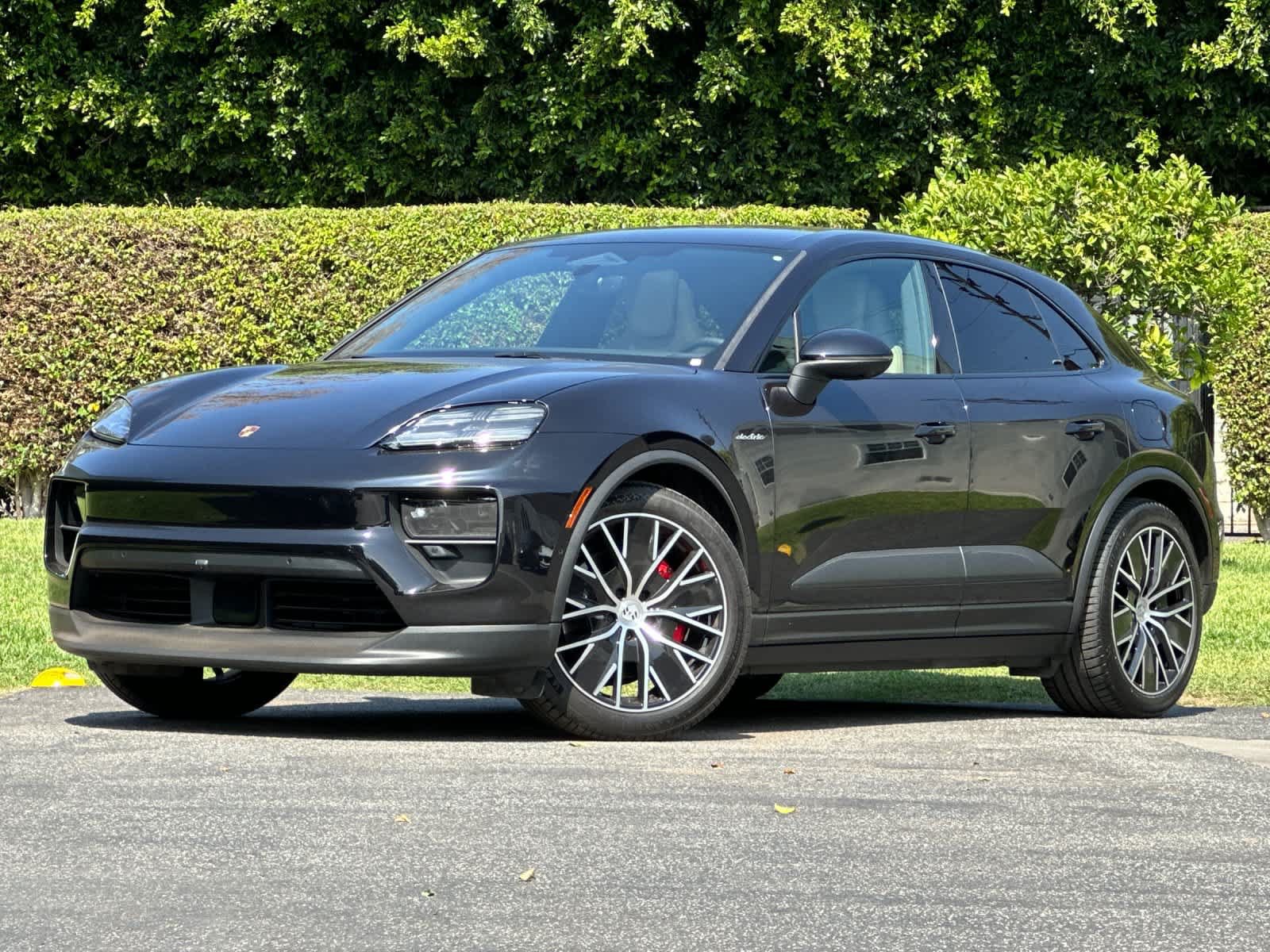Certified 2025 Porsche Macan 4S Electric AWD/4WD image 1