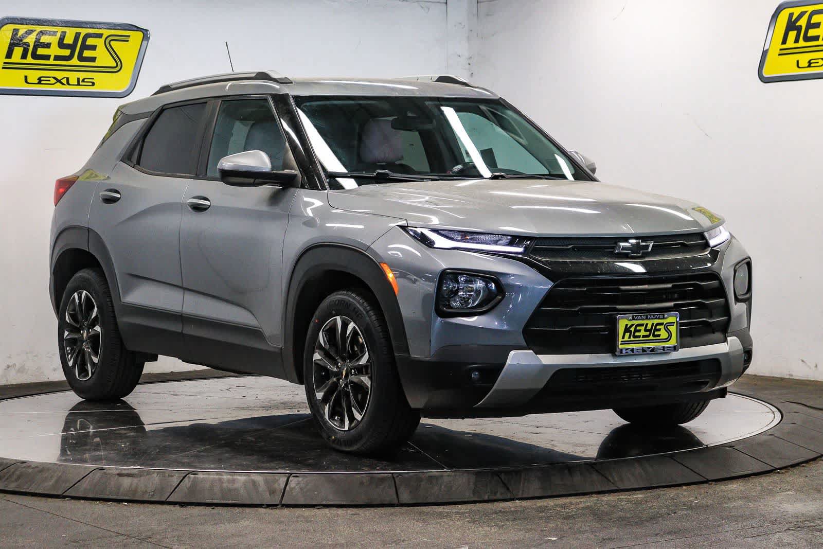 Used 2023 Chevrolet TrailBlazer LT w/ LPO, Blackout Package FWD image 5