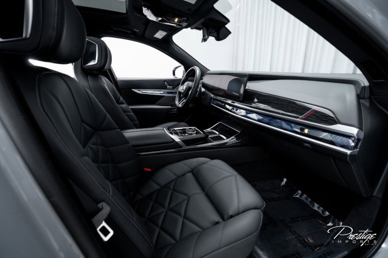 Used 2023 BMW 740i w/ Parking Assistance Package image 41