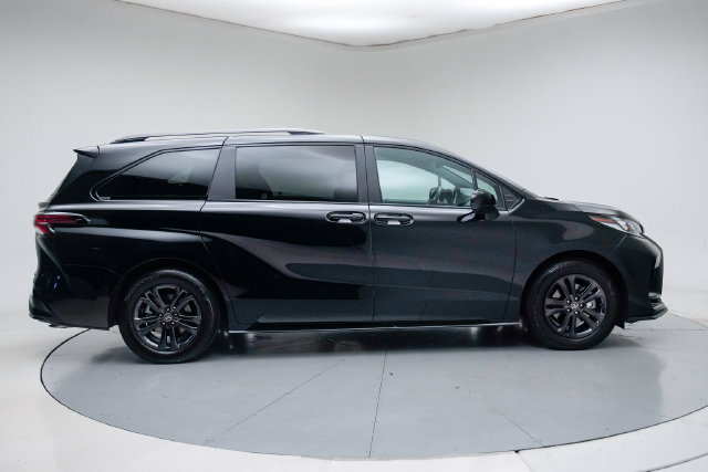 Used 2025 Toyota Sienna XSE w/ XSE Plus Package AWD/4WD image 6