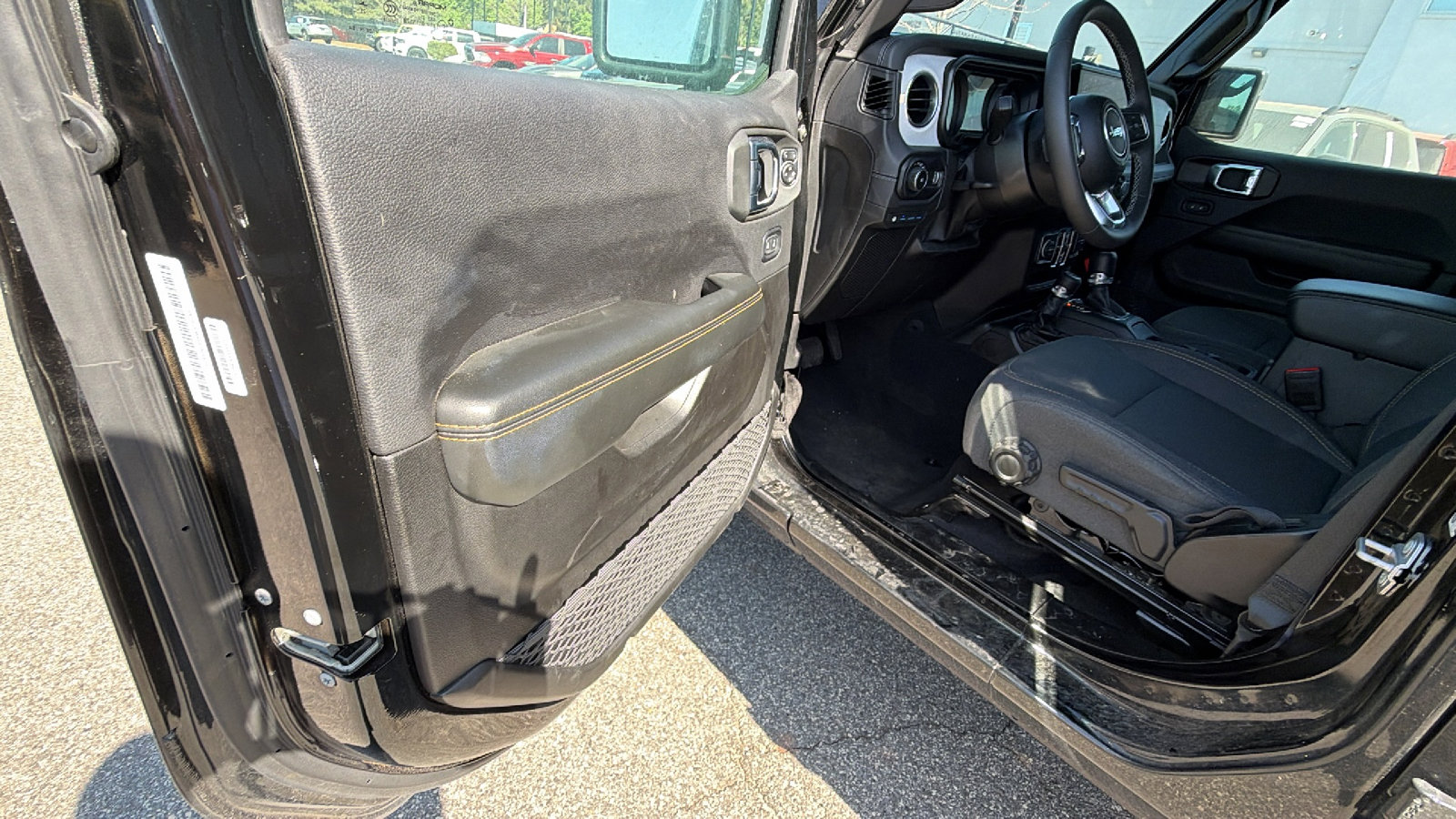 Used 2025 Jeep Wrangler Unlimited Sahara w/ Safety Group AWD/4WD image 14