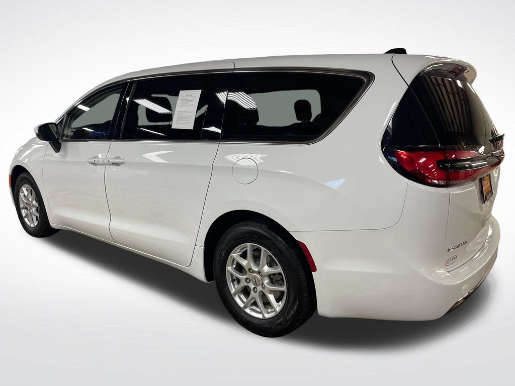 Used 2023 Chrysler Pacifica Touring-L FWD image 3