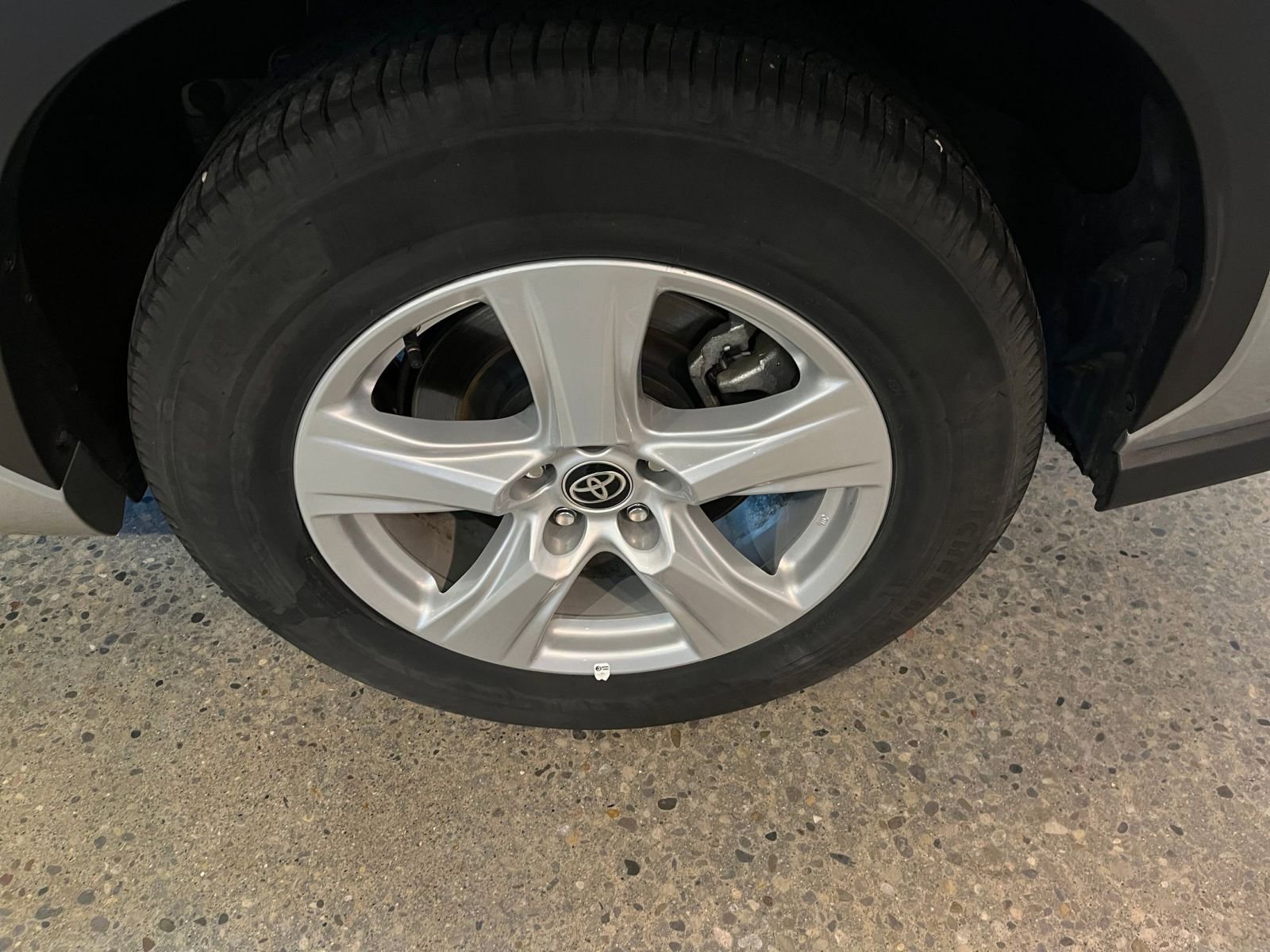 Used 2025 Toyota Highlander LE FWD image 32
