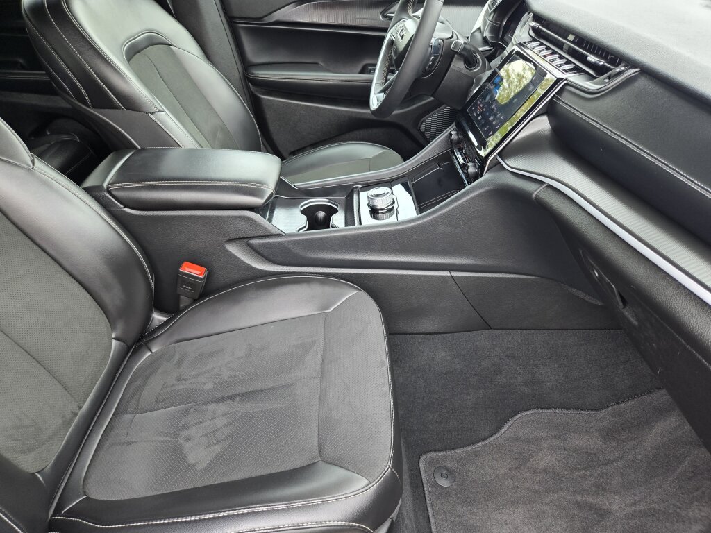 Used 2025 Jeep Grand Cherokee Altitude AWD/4WD image 14