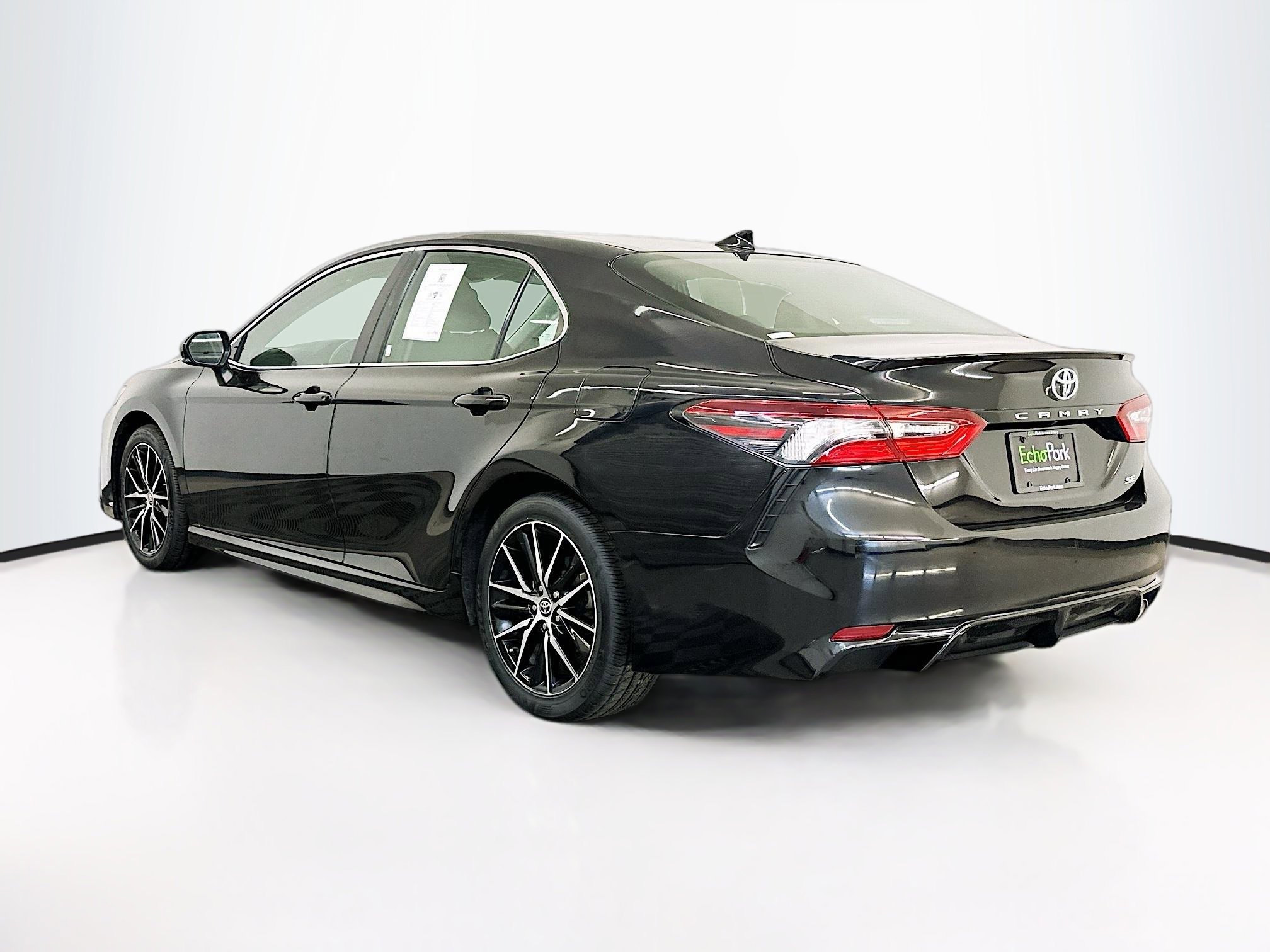 Used 2024 Toyota Camry SE image 5