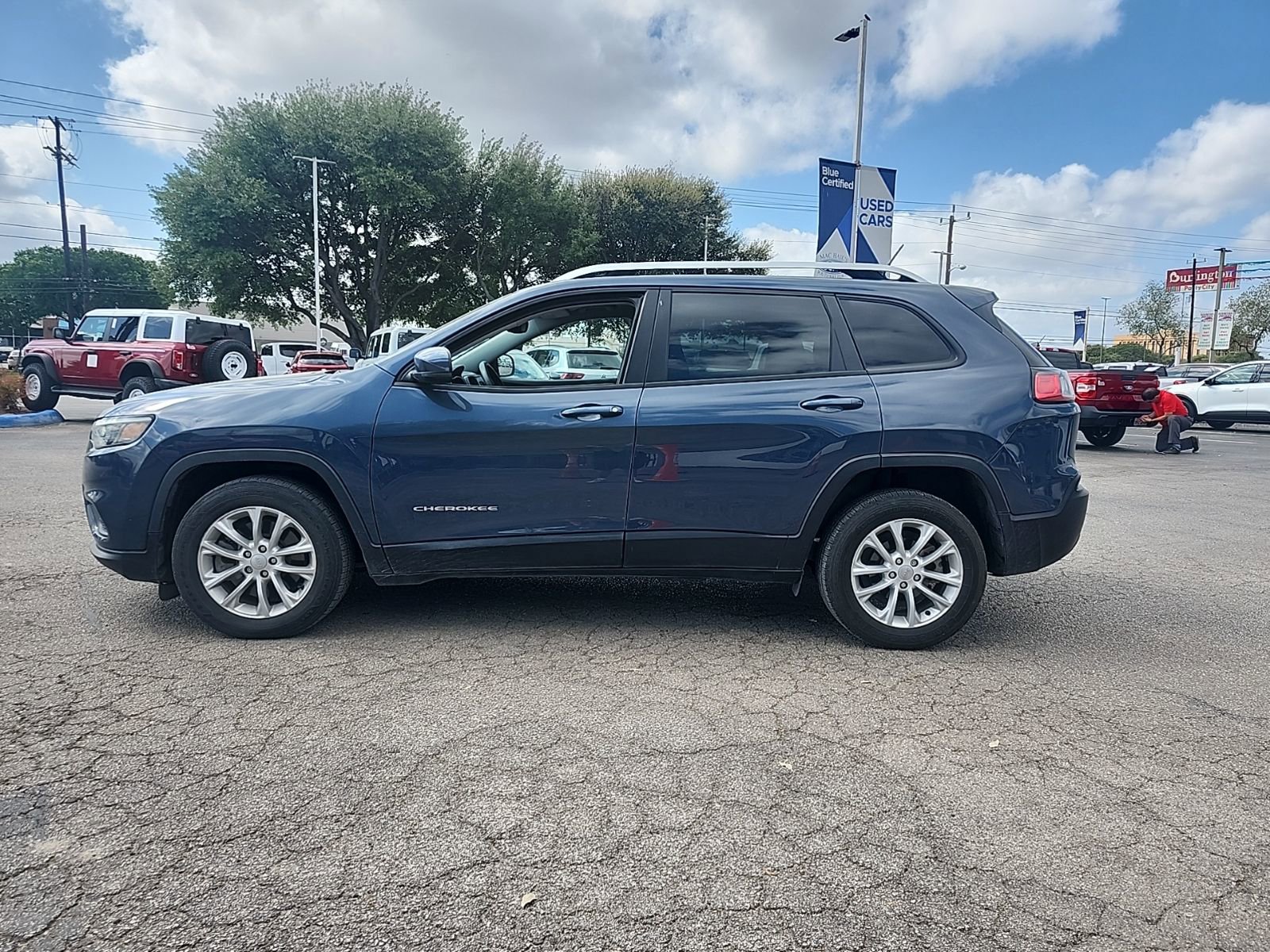 Used 2021 Jeep Cherokee Latitude FWD image 4