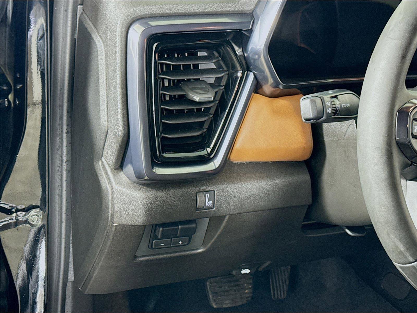 Used 2025 GMC Canyon AT4 w/ Nightfall Edition image 4