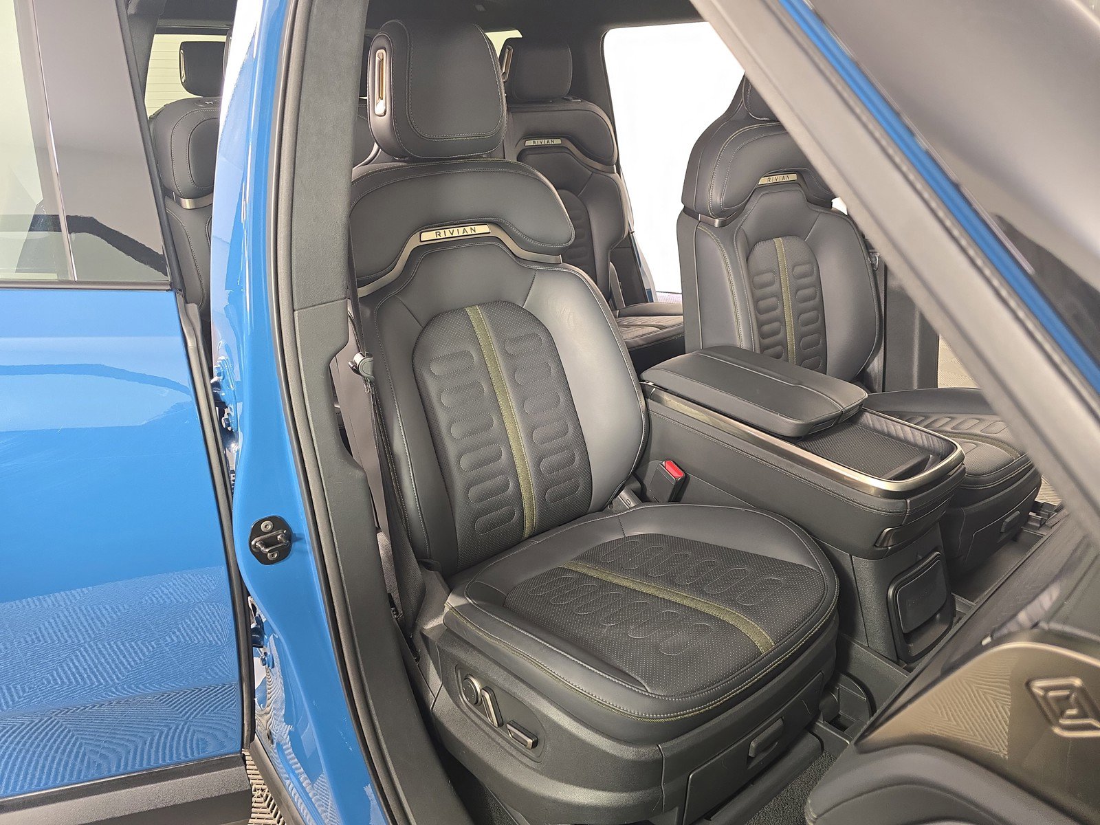 Used 2023 Rivian R1S Adventure AWD/4WD image 24