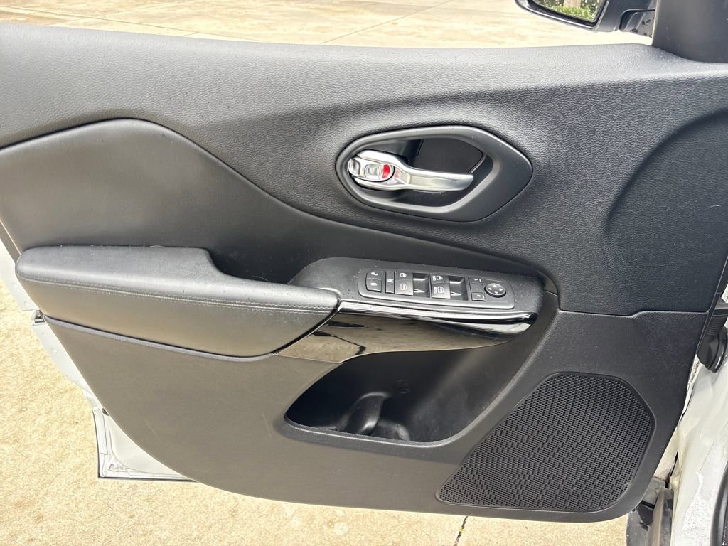 Used 2020 Jeep Cherokee Latitude Plus image 15