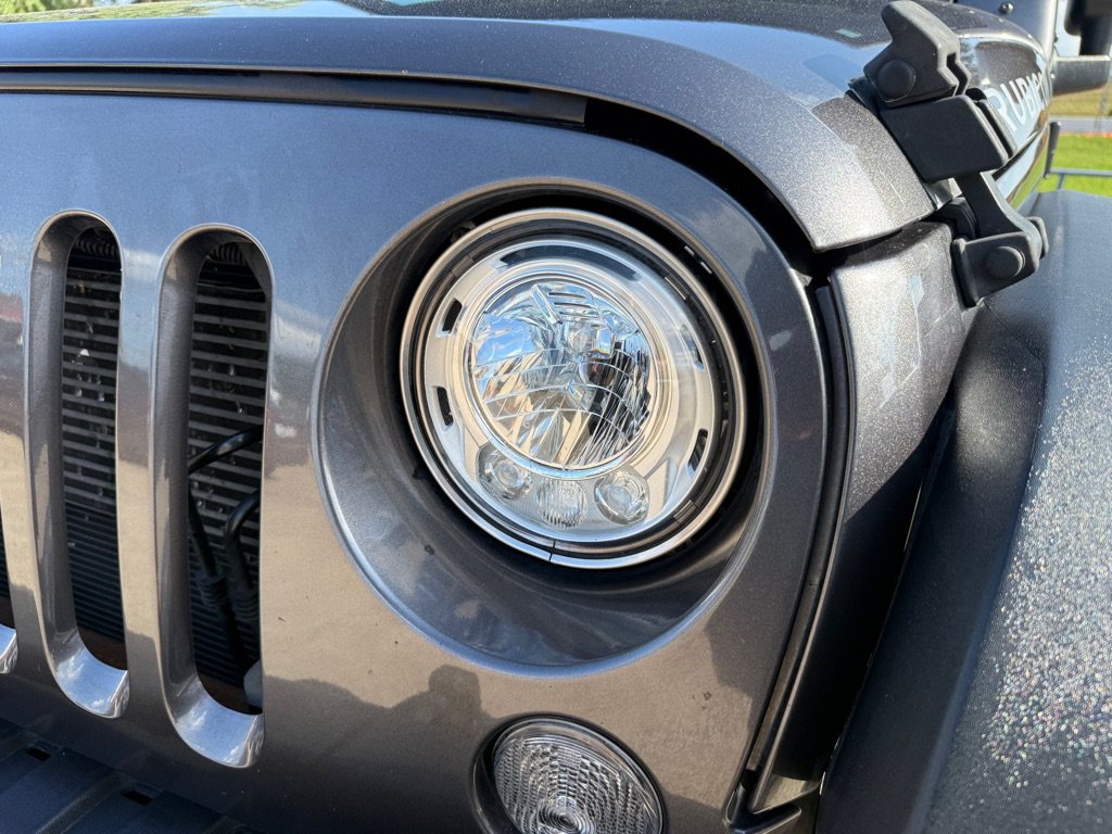 Used 2018 Jeep Wrangler Unlimited Rubicon w/ Connectivity Group AWD/4WD image 9