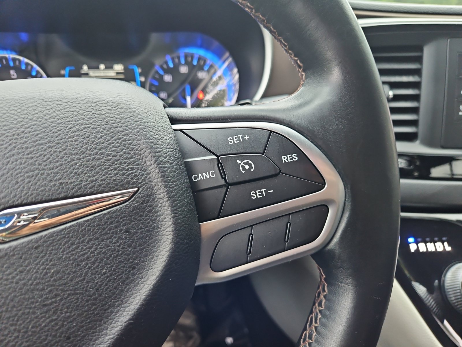 Used 2017 Chrysler Pacifica Touring-L FWD image 23