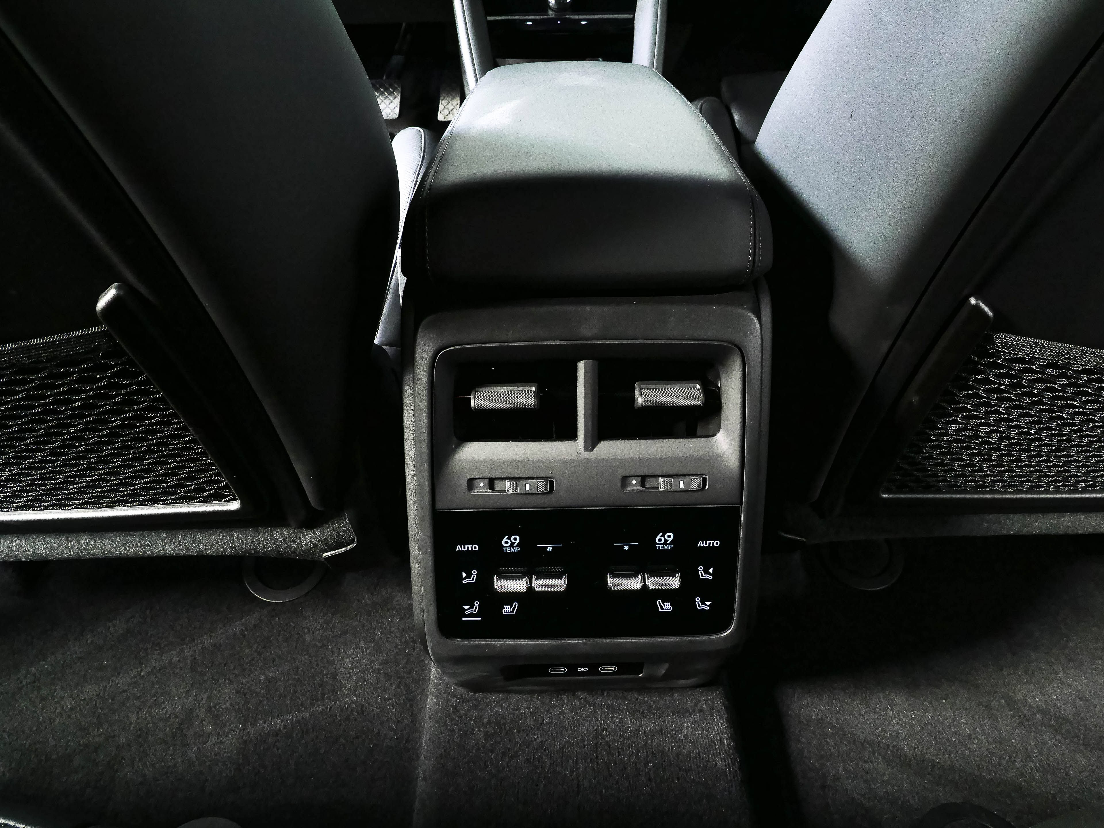 Certified 2025 Porsche Macan Electric RWD image 20