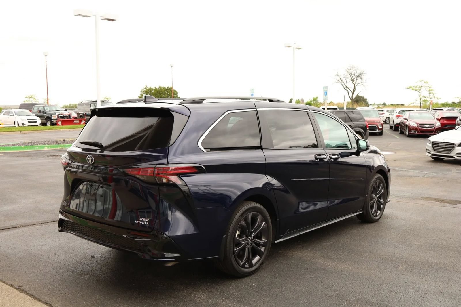 Used 2024 Toyota Sienna XSE w/ XSE Plus Package FWD image 5