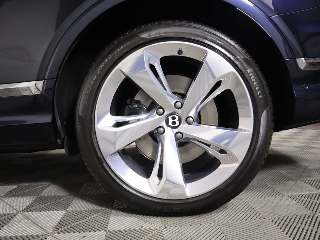 Used 2025 Bentley Bentayga image 32