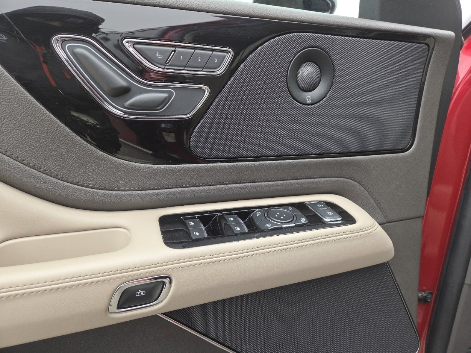 Used 2020 Lincoln Aviator Reserve image 26