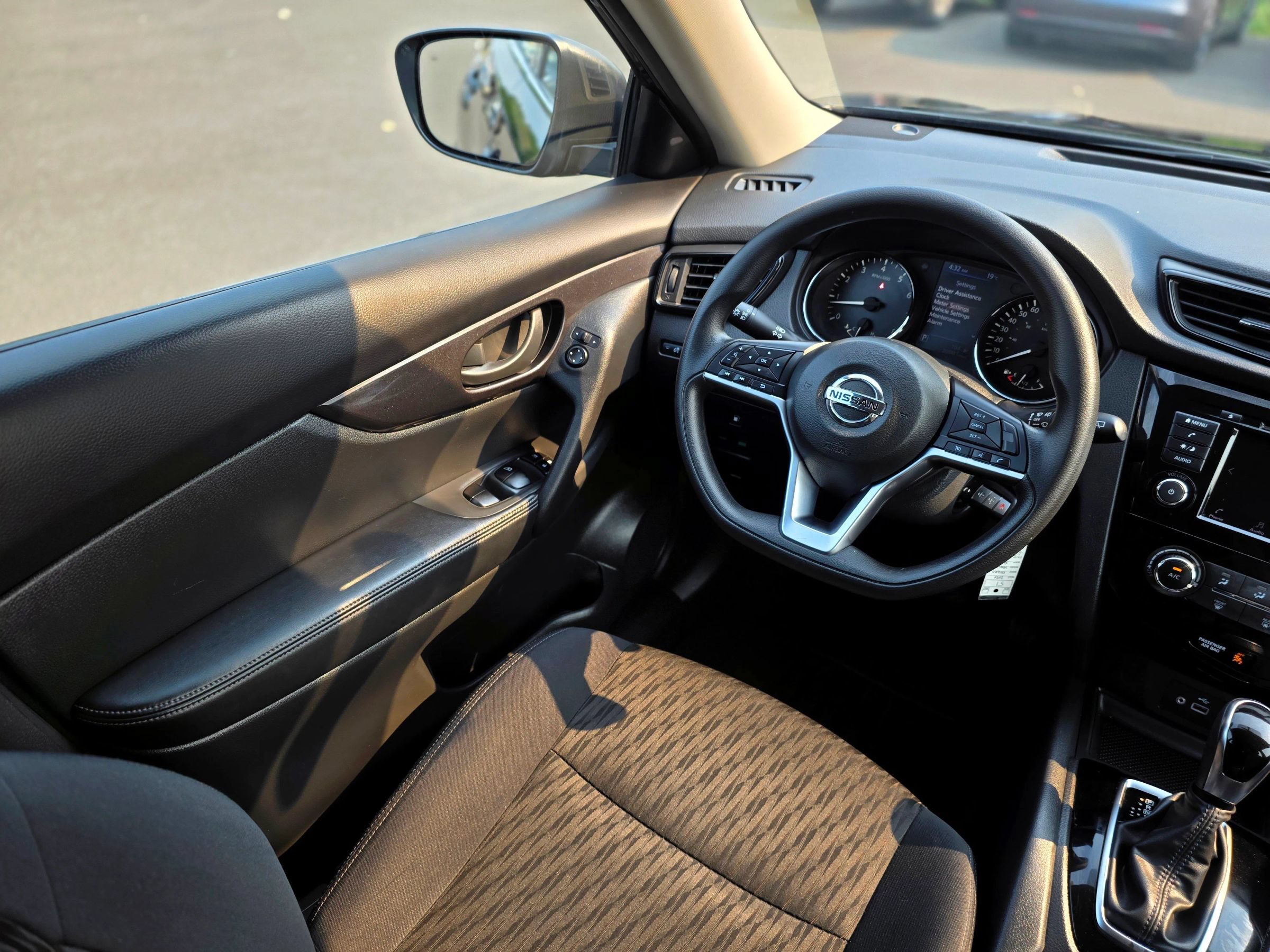 Used 2020 Nissan Rogue SV FWD image 18