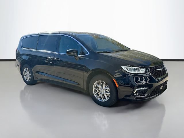 New 2026 Chrysler Pacifica Select image 3