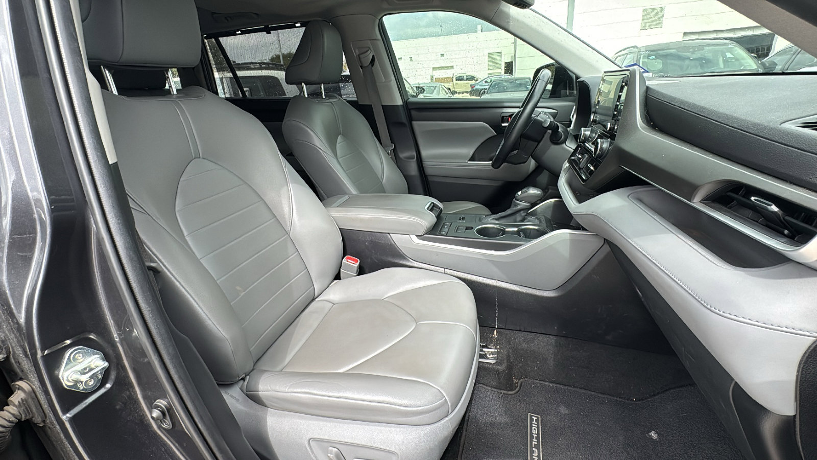 Used 2020 Toyota Highlander XLE image 31