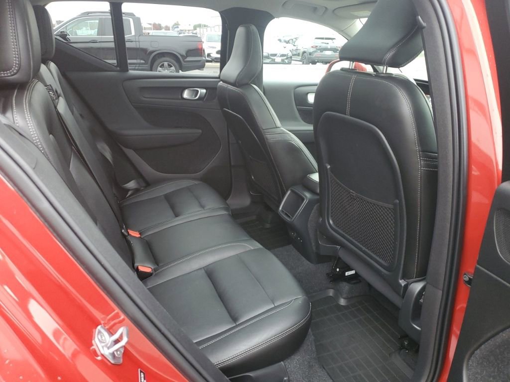 Used 2021 Volvo XC40 T5 Momentum w/ Climate Package image 31
