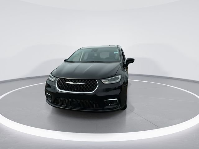 Used 2024 Chrysler Pacifica Touring-L image 3