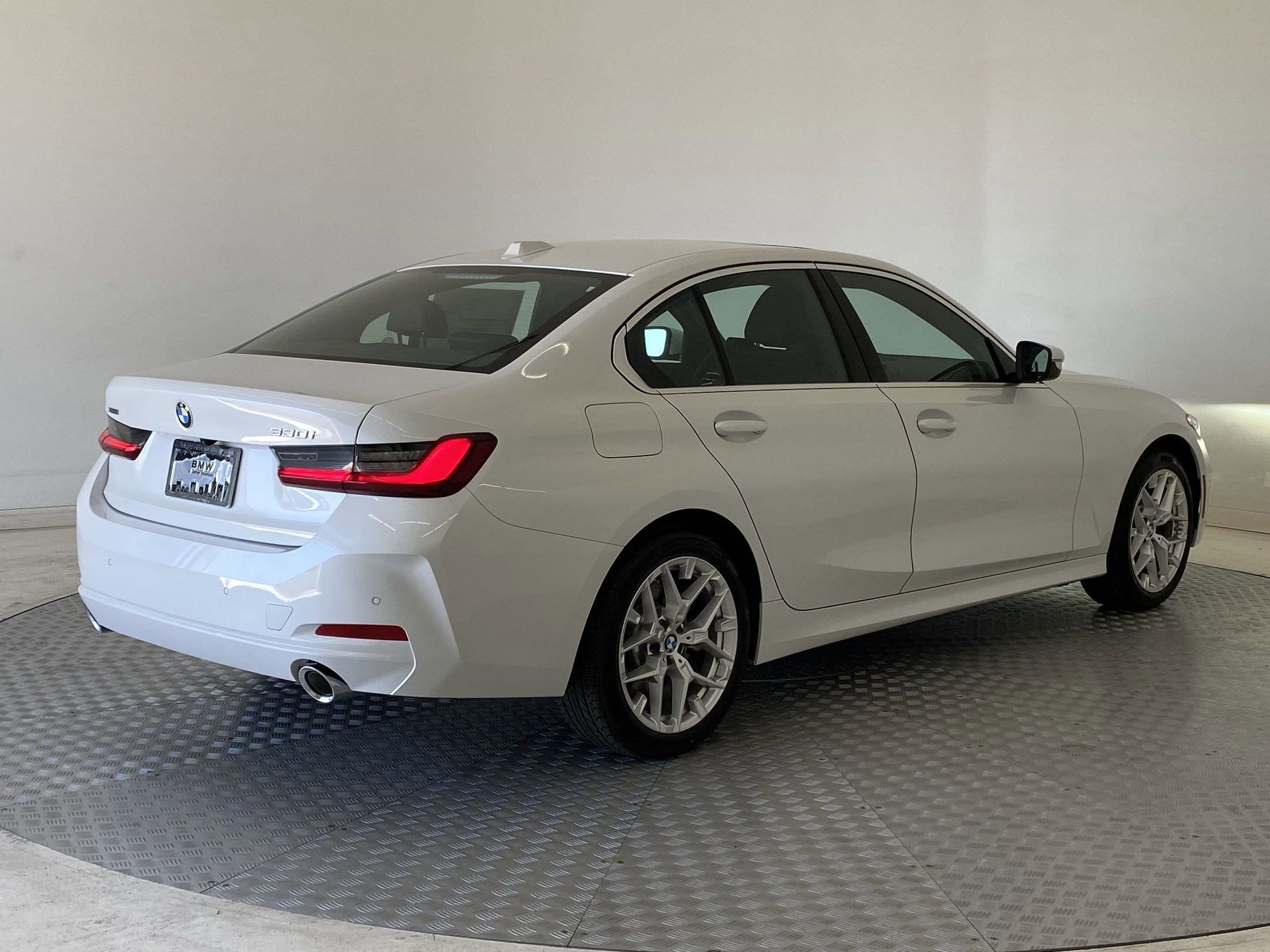 Used 2025 BMW 330i xDrive Sedan w/ Convenience Package image 8