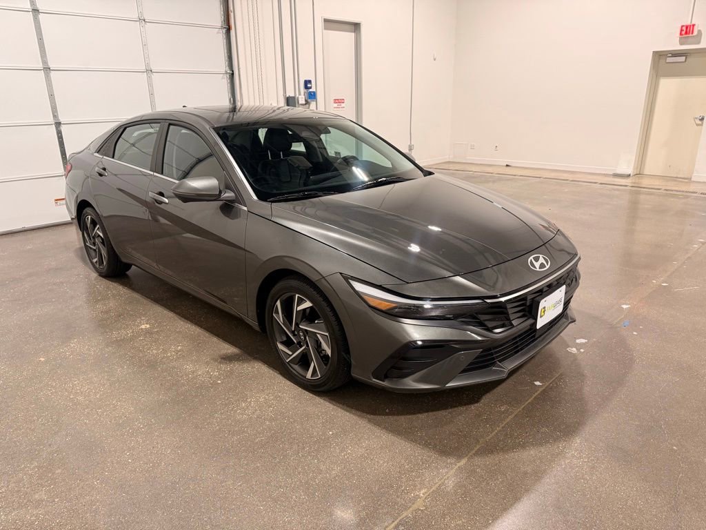 Used 2024 Hyundai Elantra Limited image 3