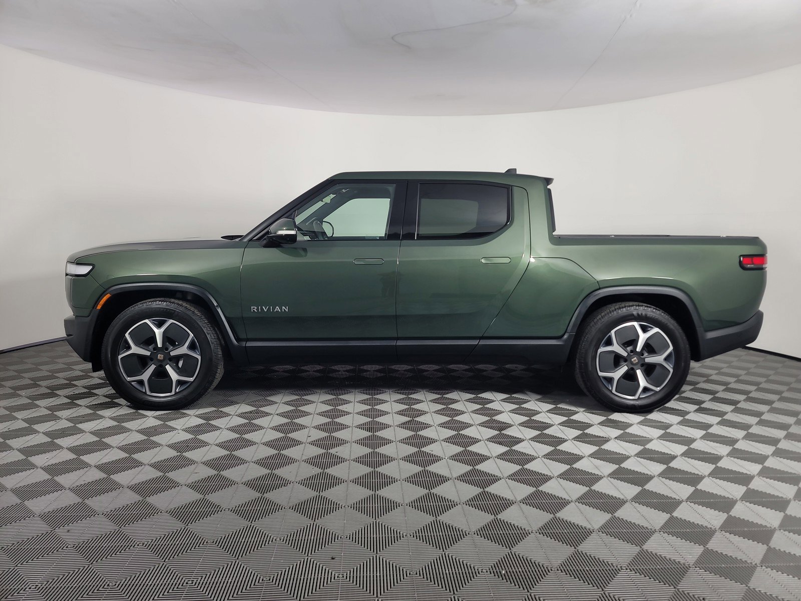 Used 2024 Rivian R1T Adventure AWD/4WD image 2