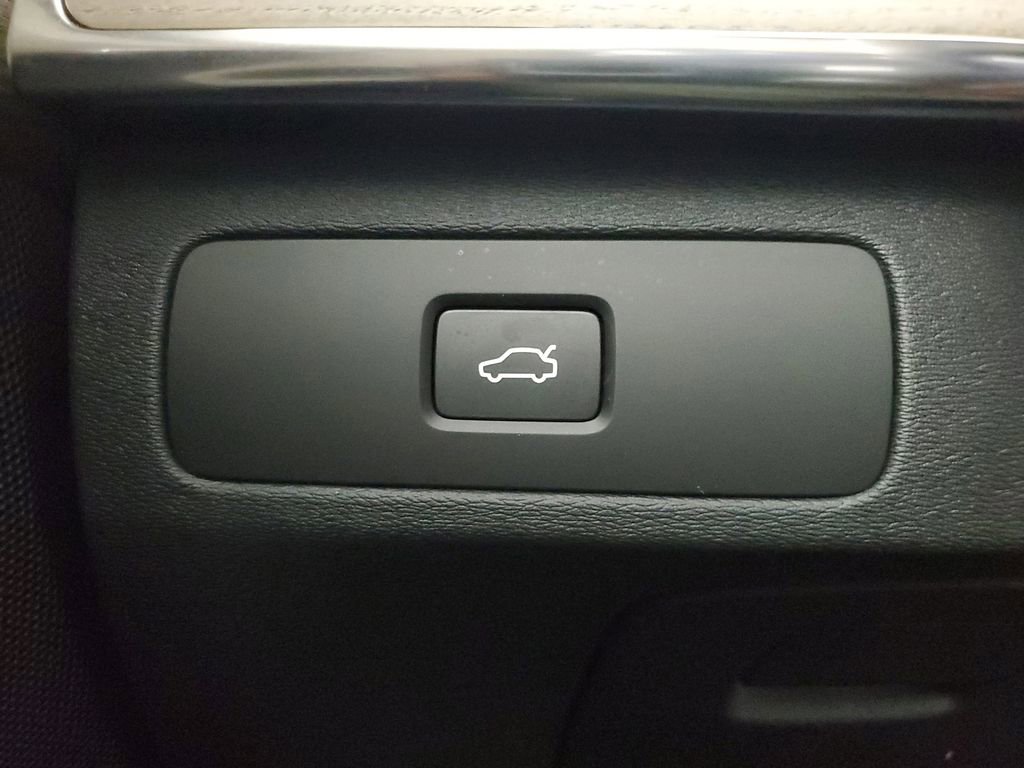 Certified 2026 Volvo XC90 B6 Plus w/ Protection Package Premier image 36