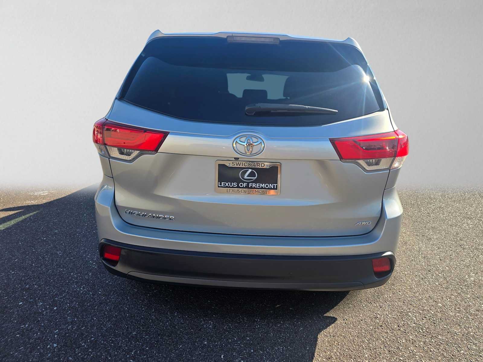 Used 2017 Toyota Highlander LE AWD/4WD image 4