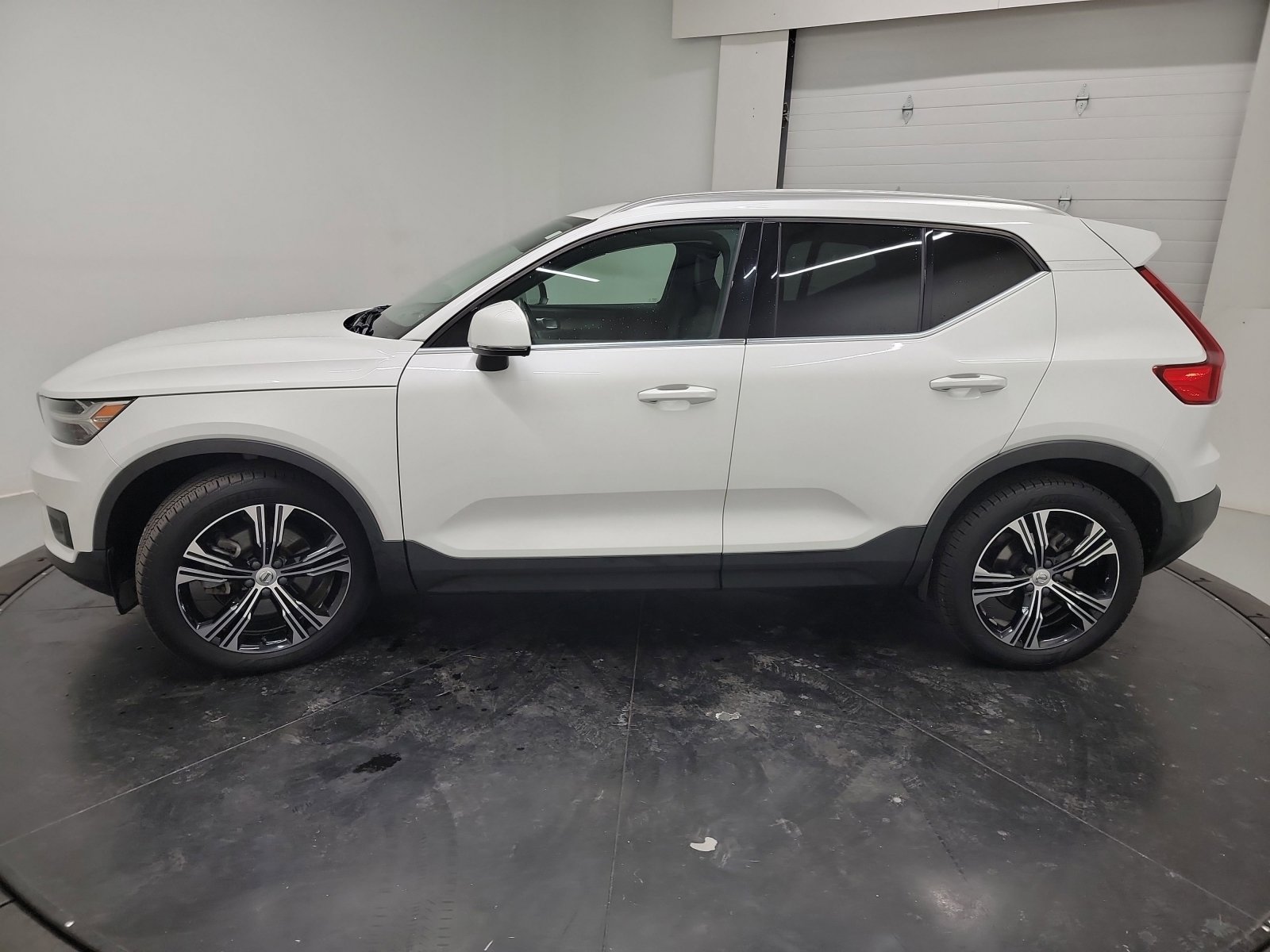 Used 2020 Volvo XC40 T5 Inscription w/ Protection Package Premier image 2