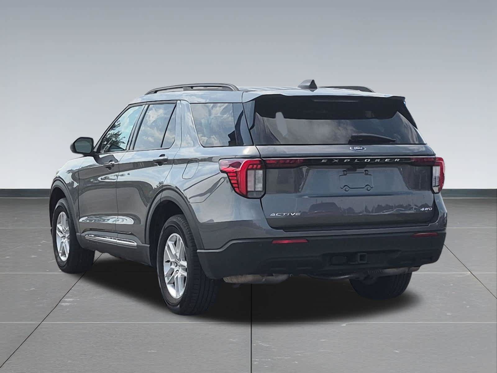 Used 2025 Ford Explorer Active AWD/4WD image 4