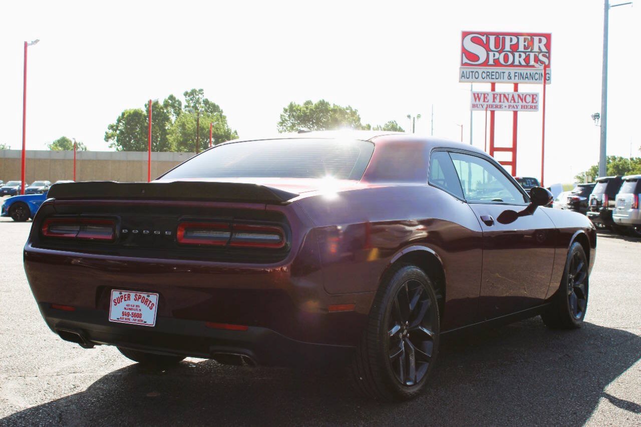 Used 2019 Dodge Challenger SXT w/ Blacktop Package RWD image 4