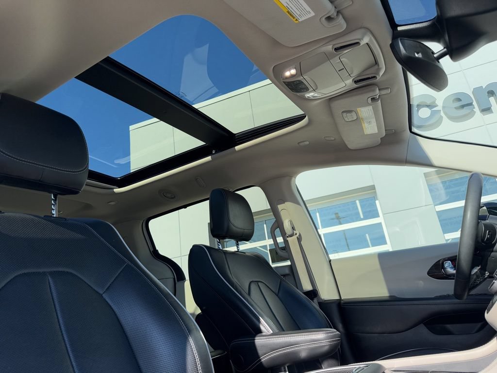 Used 2023 Chrysler Pacifica Limited FWD image 39