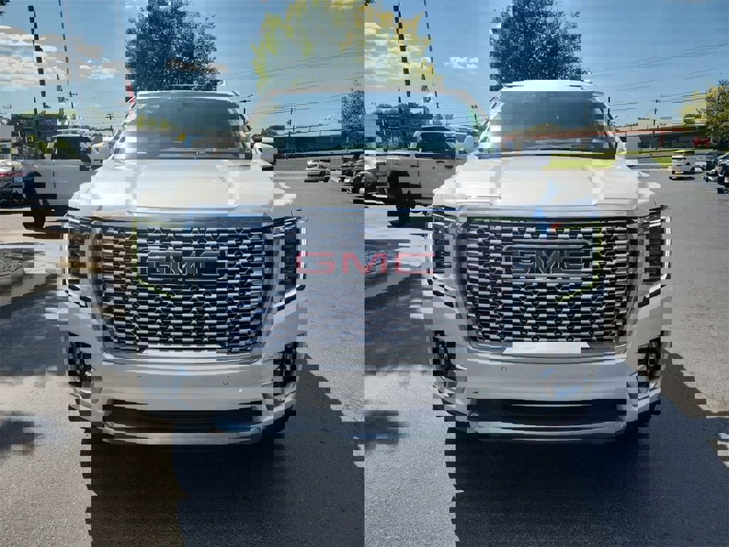 Used 2022 GMC Yukon Denali w/ Advanced Technology Package image 3