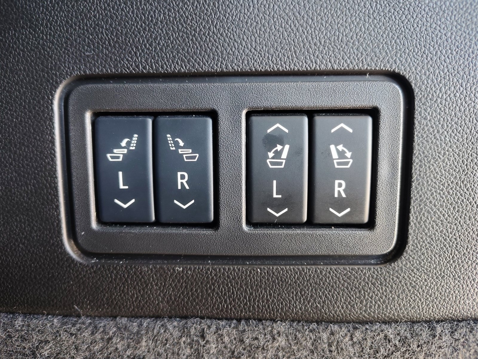Used 2025 Cadillac XT6 Premium Luxury FWD image 36