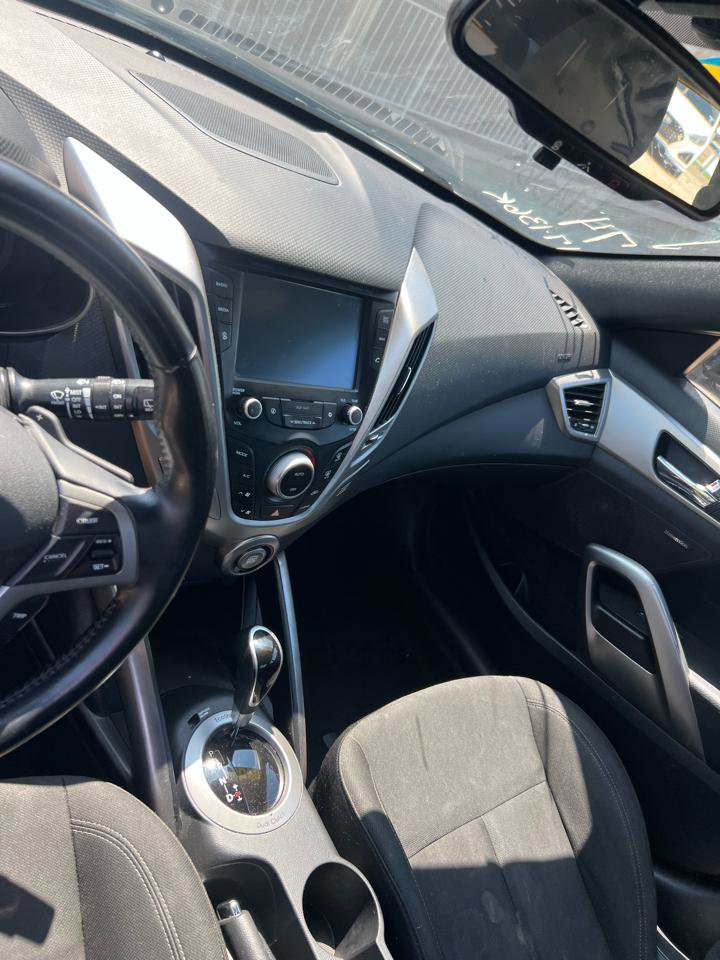 Used 2017 Hyundai Veloster Value Edition FWD image 7