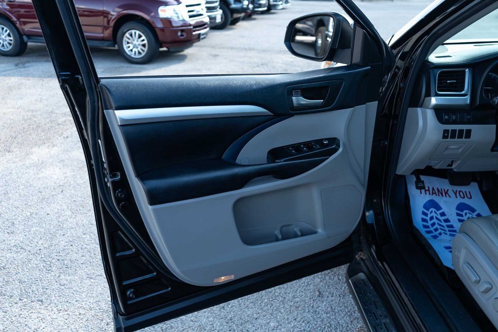 Used 2018 Toyota Highlander XLE image 12