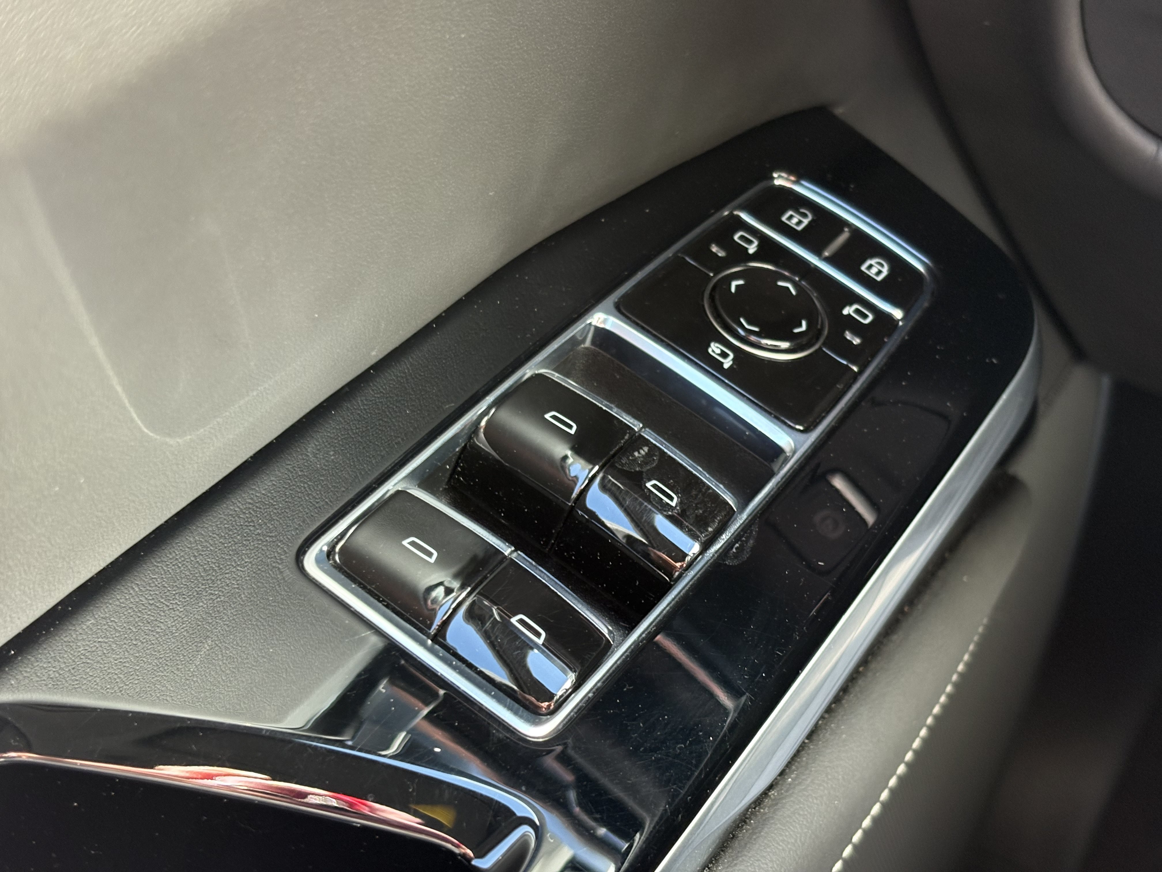 Used 2025 Cadillac Escalade ESV V w/ LPO, ONYX Package AWD/4WD image 35