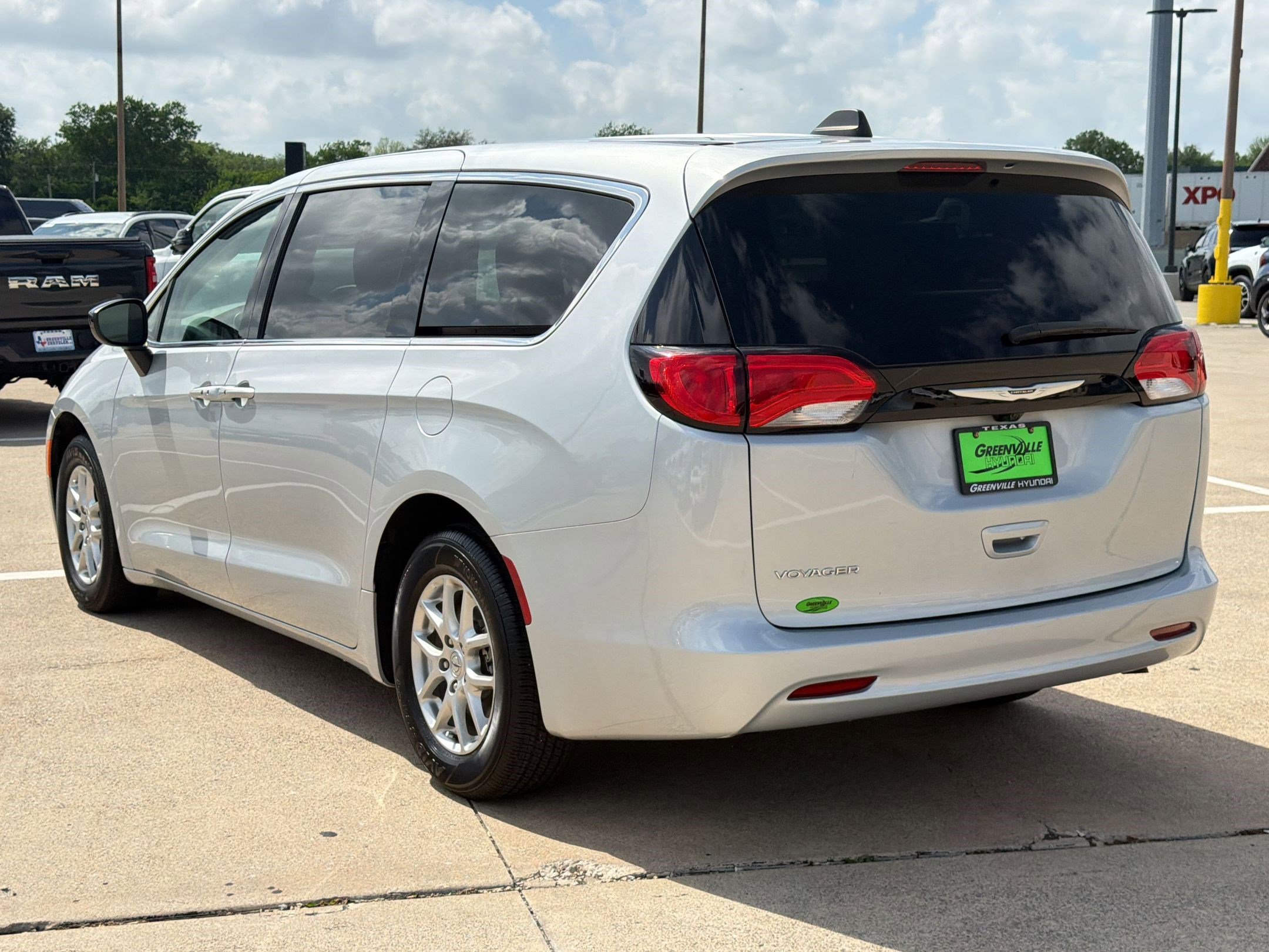 Used 2024 Chrysler Voyager LX image 3