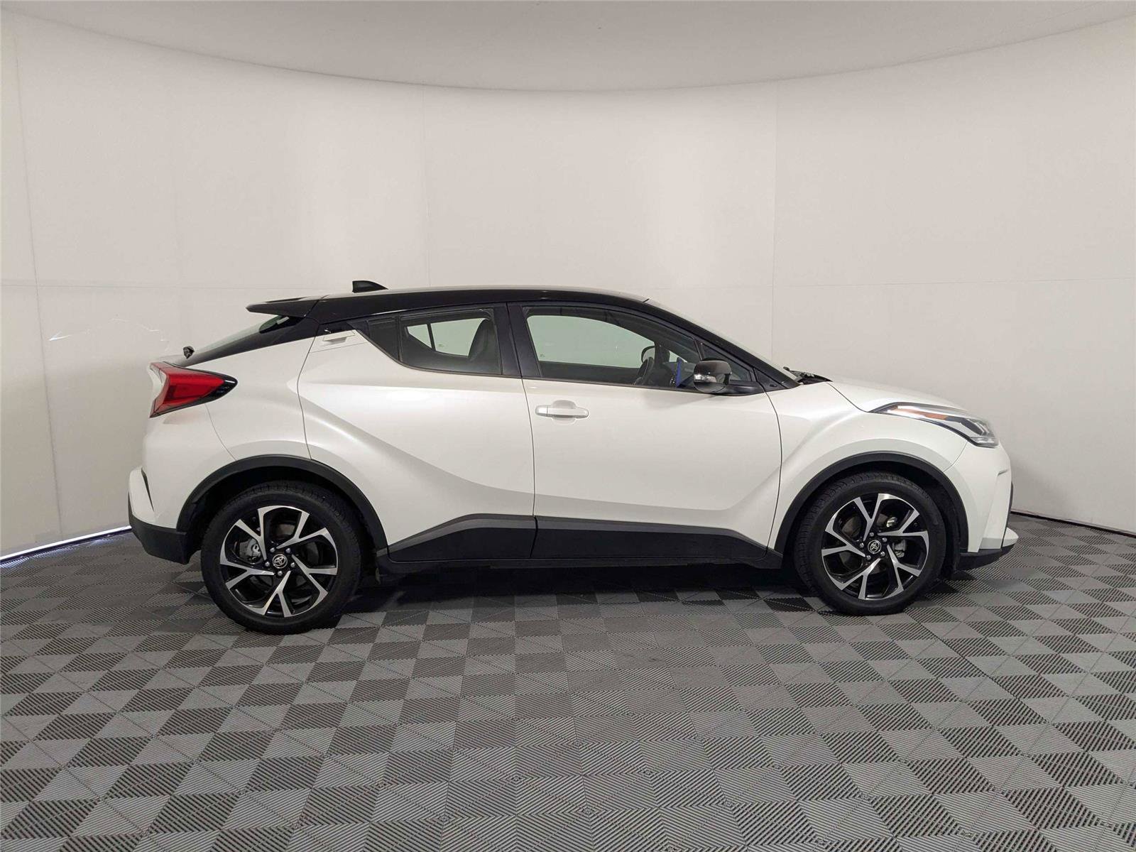 Used 2020 Toyota C-HR XLE FWD image 4