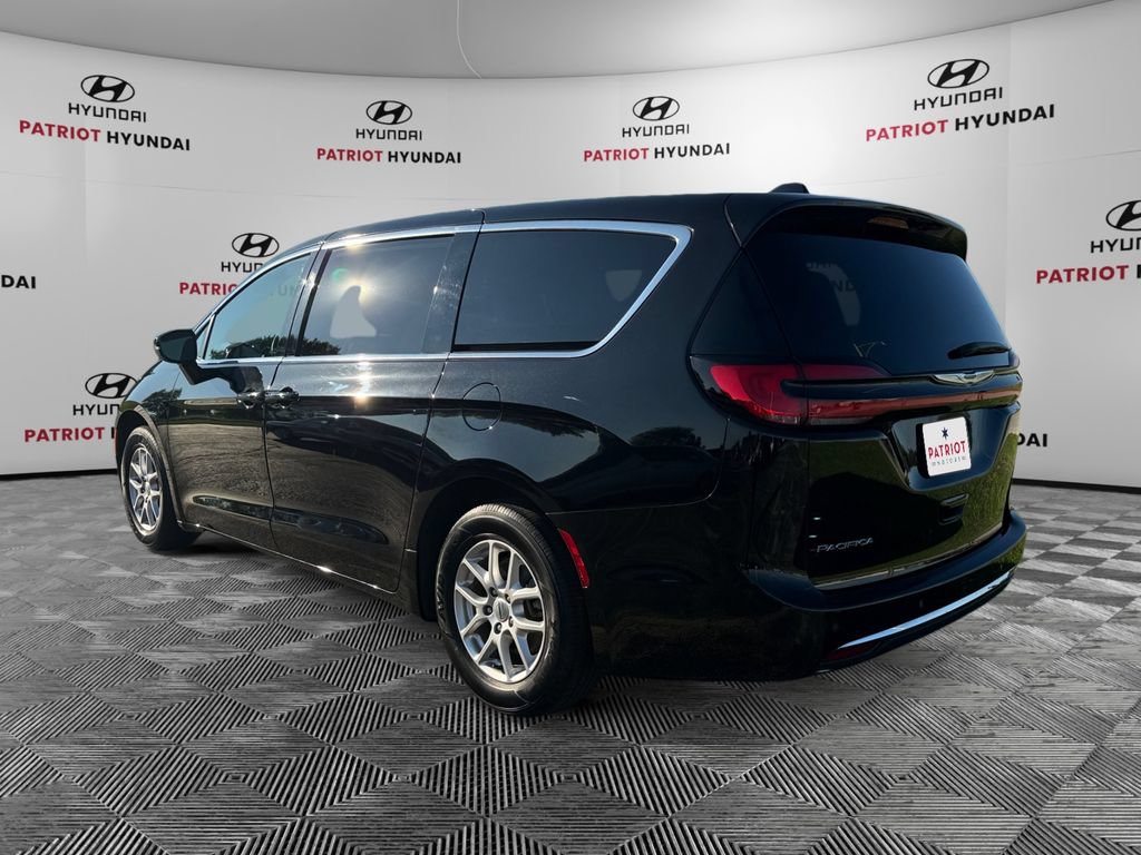 Used 2025 Chrysler Pacifica Select FWD image 5