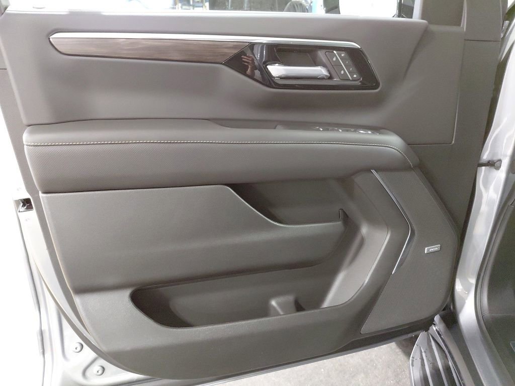 New 2026 Chevrolet Suburban Premier AWD/4WD image 4