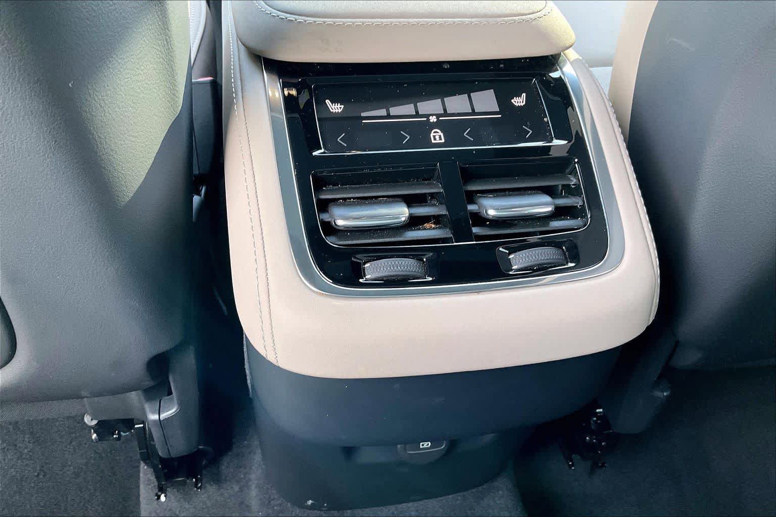 Used 2025 Volvo XC90 B5 Core w/ Protection Package Premier image 37