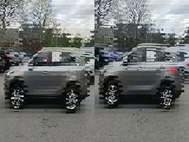 Used 2018 Kia Sorento LX image 2